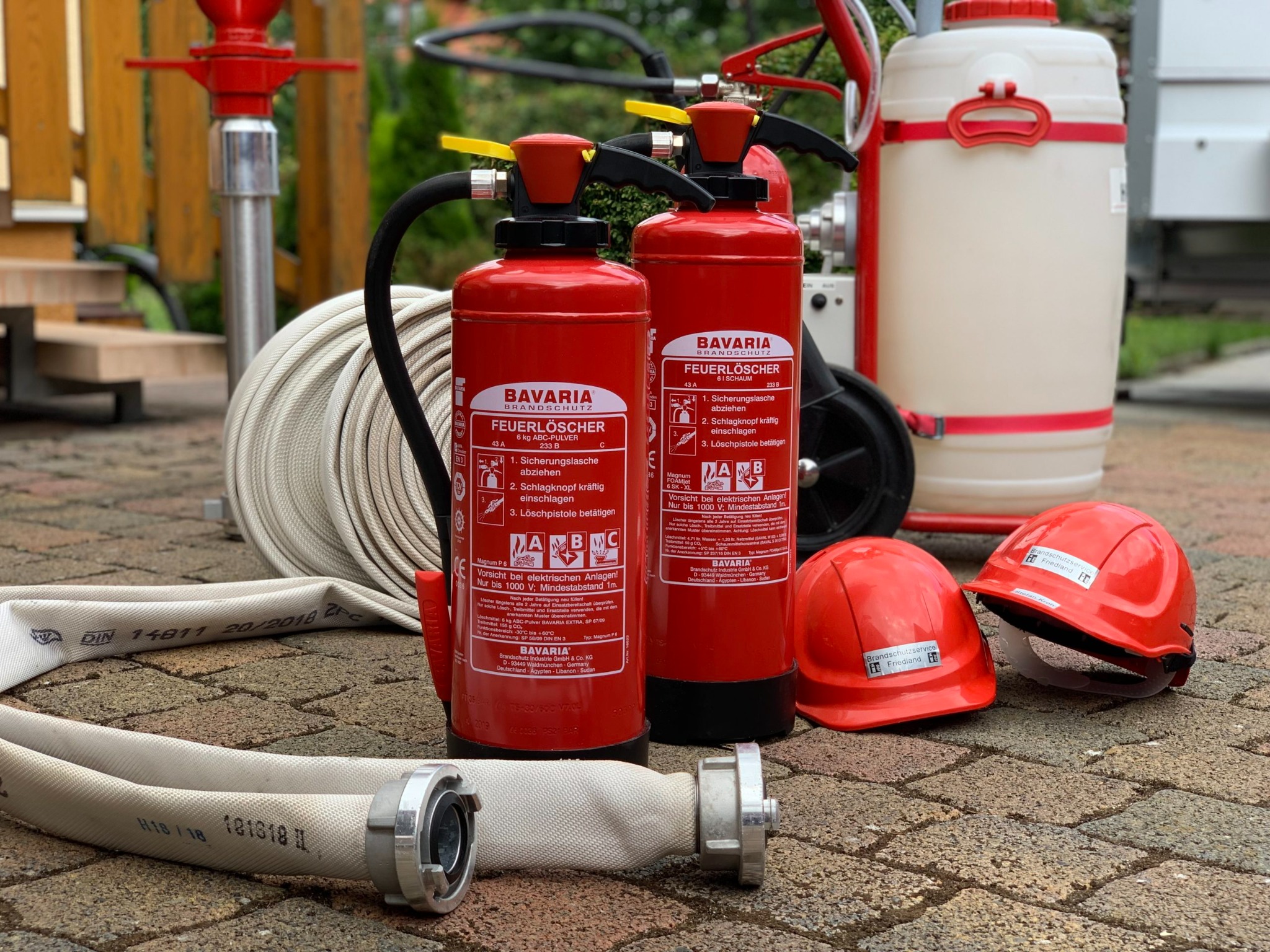 Feuerlöscher, Feuerwehrschläuche und Schutzhelme